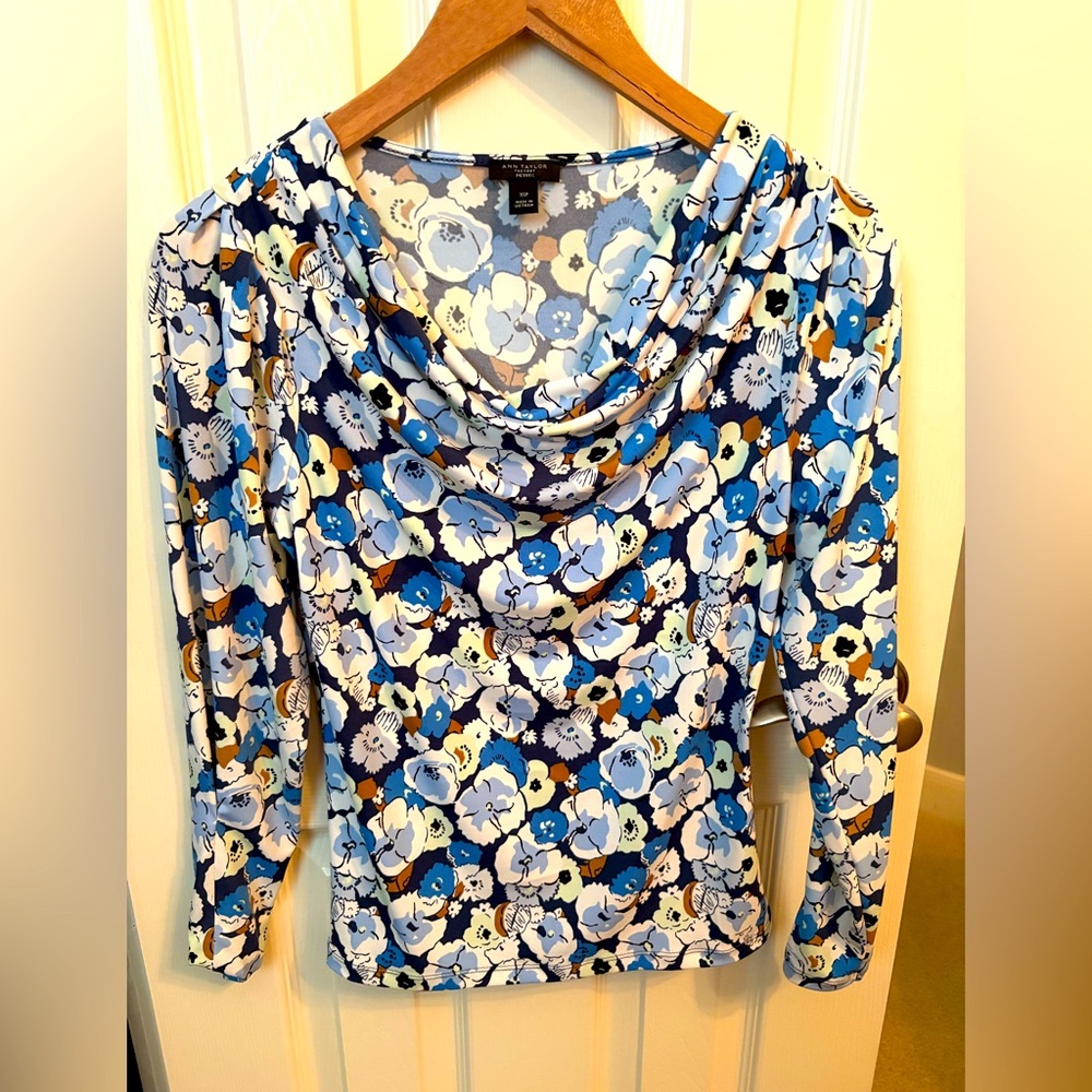 ANN TAYLOR BLUE FLORAL WITH A HINT OF BROWN LONG SLEEVE TOP SIZE XSP